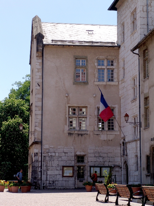 Château fort, puis château, actuellement hôtel de ville