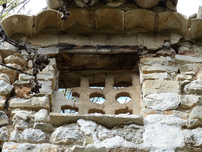 Baie d'envol de pigeonnier en mortier de gypse, ferme au hameau du Génisseau.