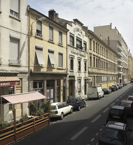 Usine de teinturerie Delay et Perrin puis société Pillot bourres de soies et déchets puis Bayard relieurs actuellement établissement de vins spéciaux G.H. Mumm champagne et Y. Lionard immeubles