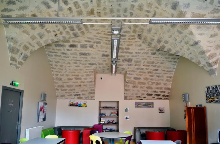 Collège de jésuites d'Aurillac, puis collège communal, lycée de garçons, école primaire supérieure de jeunes filles, collège moderne et technique de jeunes filles, actuellement collège Jeanne-de-La-Treilhe