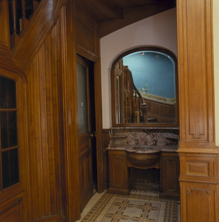 Armoire-lavabo et table-lavabo du vestibule