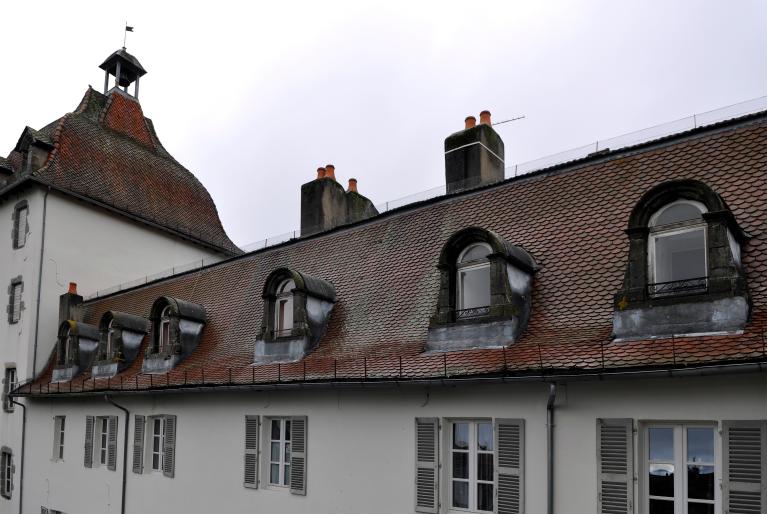 Collège de jésuites d'Aurillac, puis collège communal, lycée de garçons, école primaire supérieure de jeunes filles, collège moderne et technique de jeunes filles, actuellement collège Jeanne-de-La-Treilhe