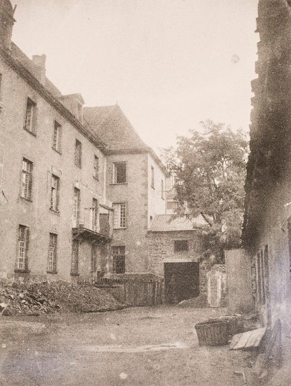 Manoir de Chènevoux, puis collège de jésuites, puis école centrale, puis lycée de garçons, actuellement lycée d'enseignement secondaire Jean-Puy
