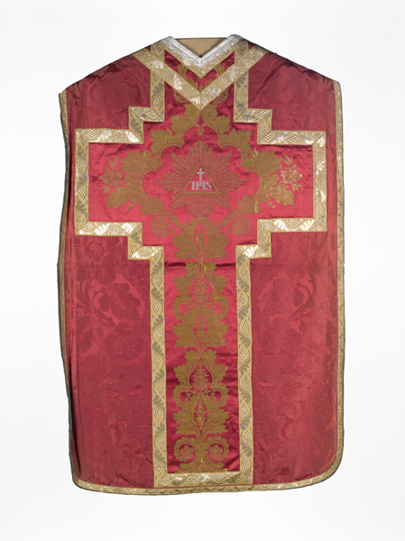 ornement rouge : chasuble, étole, manipule, voile de calice, bourse de corporal