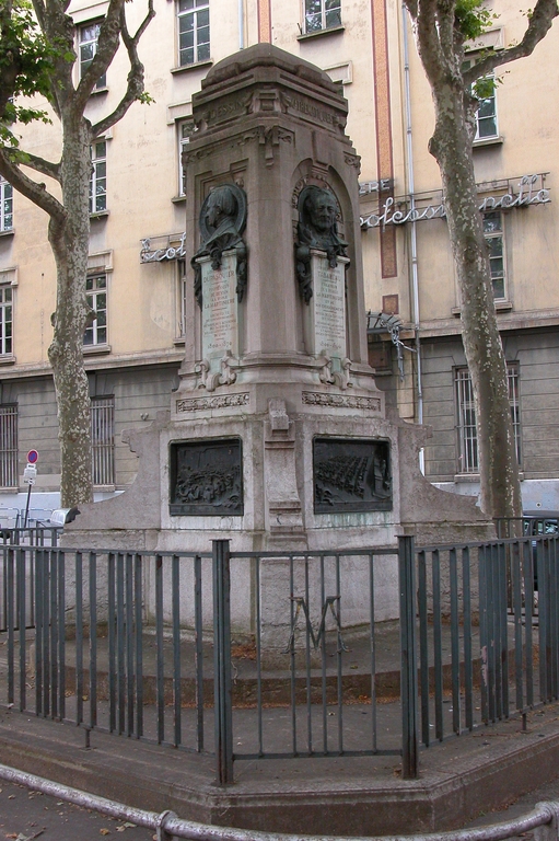 Monument aux grands hommes de l'école de la Martinière