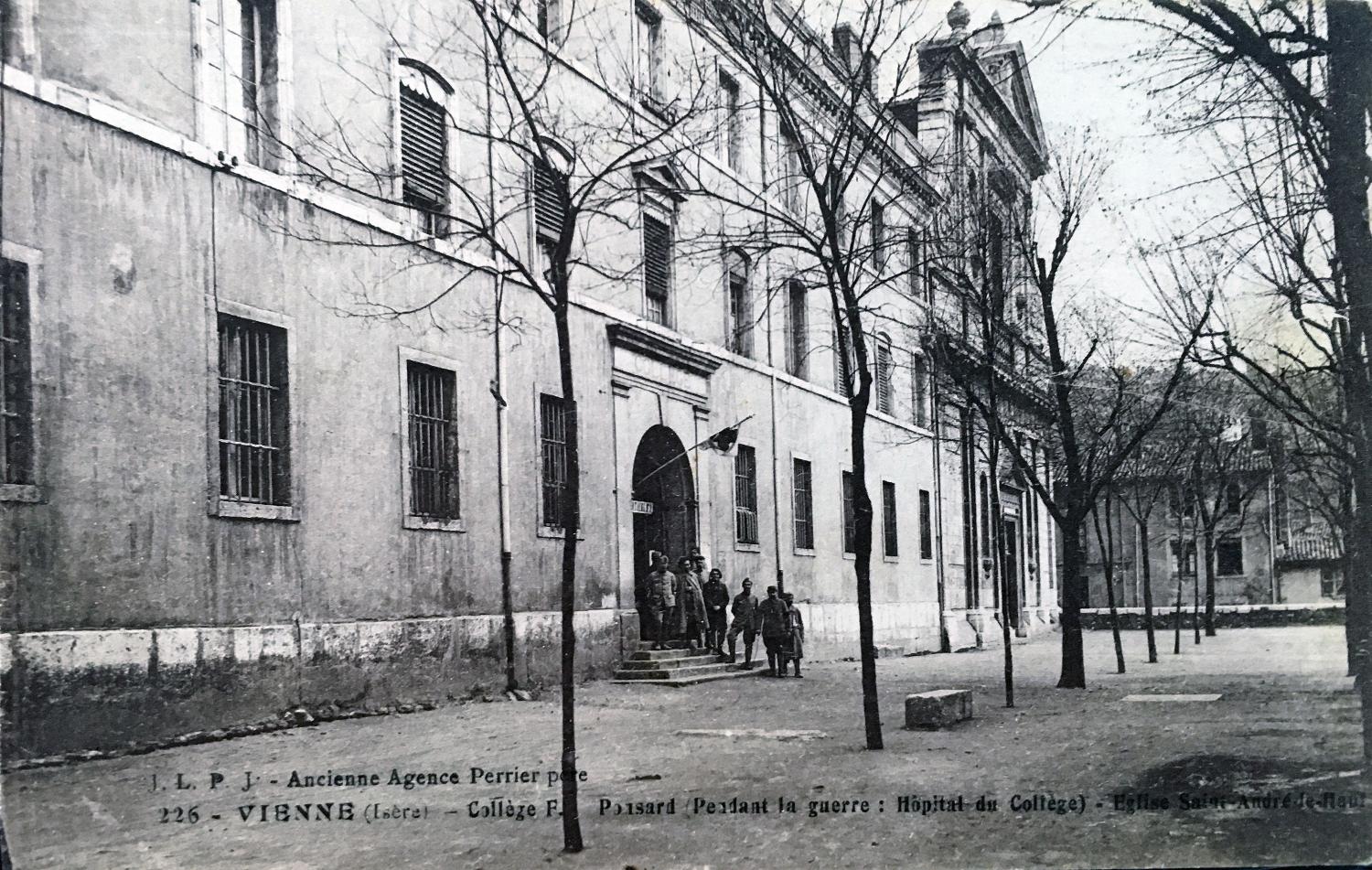 Collège de jésuites, puis institut national, école centrale supplémentaire, école communale secondaire, collège communal et école pratique de commerce et d'industrie, lycée, actuellement collège François-Ponsard