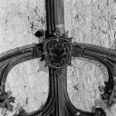 Voûte du vaisseau central en cours de restauration en 1977, travée VI, détail d'une clef de voûte secondaire aux armes de l'archevêque de Lyon Guillaume de Sure
