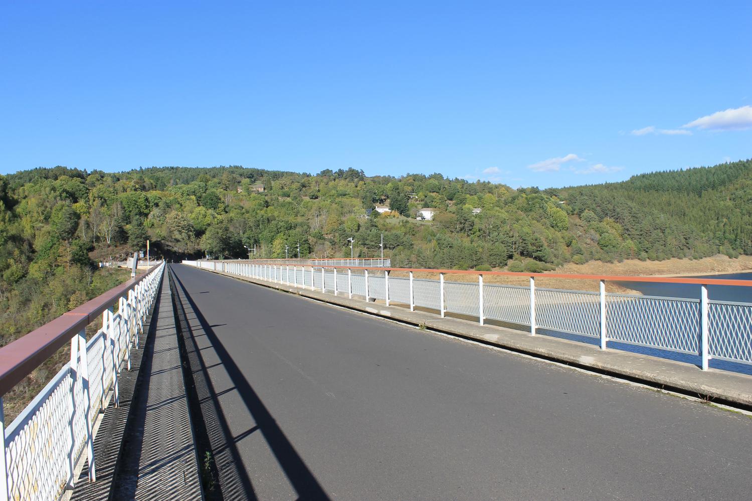 Le barrage de Grandval à Neuvéglise-sur-Truyère et Fridefont.