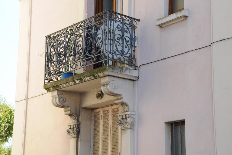 Maison, puis demeure d'architecte, dite Villa des Marronniers, actuellement immeuble, dit Les Marronniers