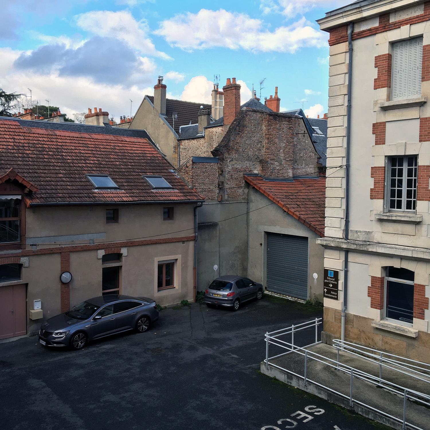 Collège de jésuites de Moulins, dit collège Sainte-Marie, puis école centrale, actuellement palais de justice