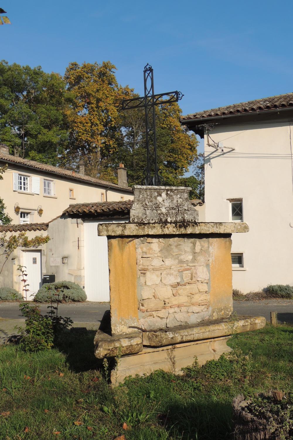 Croix de chemin et puits : croix au Gourlas