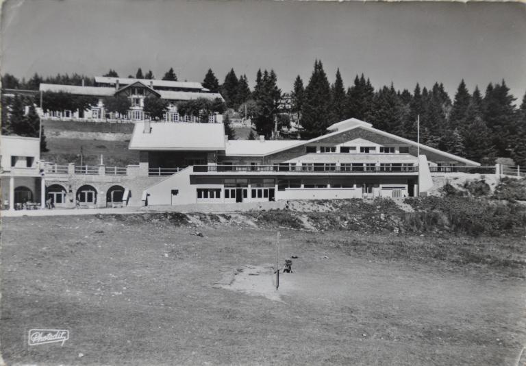 Gare d'arrivée du chemin de fer à crémaillère du Revard, puis supérette La Crémaillère, actuellement colonie de vacances de la ville de Pantin dit Centre La Crémaillère