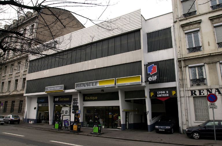 Garage de réparation automobile ; station service, garage Renault