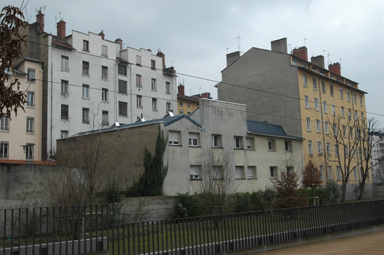 Usine de chaussures S. Pras puis société des fontaines à gaz puis Le Soudan S.A. chapellerie puis Société du Vêtement Lyonnais puis Demaison et Cie cartonnerie actuellement logements