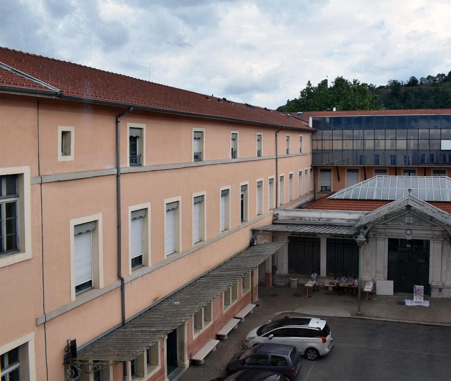 Collège de jésuites, puis institut national, école centrale supplémentaire, école communale secondaire, collège communal et école pratique de commerce et d'industrie, lycée, actuellement collège François-Ponsard