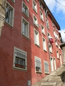 Immeuble d'habitation et petite maison