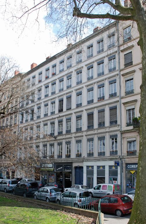 Ensemble de deux immeubles en pendant, remises et logements sur cour