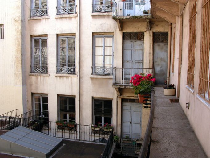 Hôtel Saint-Julien, puis de l'Ecu de France, devenu immeuble