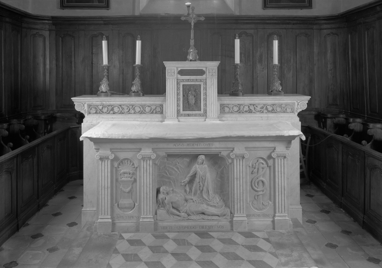 Autel à la romaine, tabernacle (maître-autel)