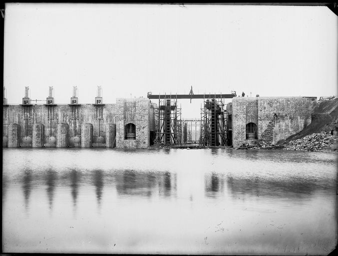 Barrage de garde dit barrage hydroélectrique de Jonage, écluse