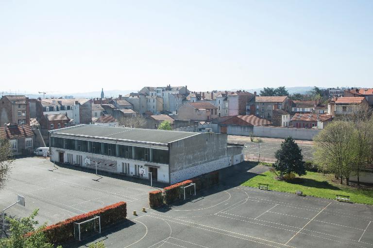 Manoir de Chènevoux, puis collège de jésuites, puis école centrale, puis lycée de garçons, actuellement lycée d'enseignement secondaire Jean-Puy