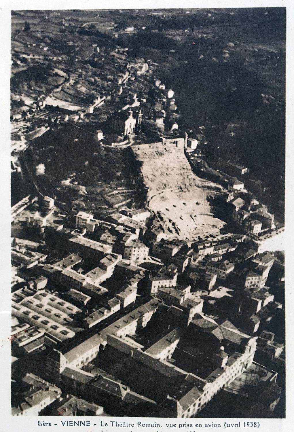 Collège de jésuites, puis institut national, école centrale supplémentaire, école communale secondaire, collège communal et école pratique de commerce et d'industrie, lycée, actuellement collège François-Ponsard