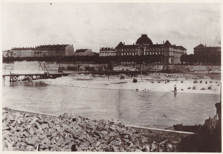 Ensemble de trois immeubles à cour commune