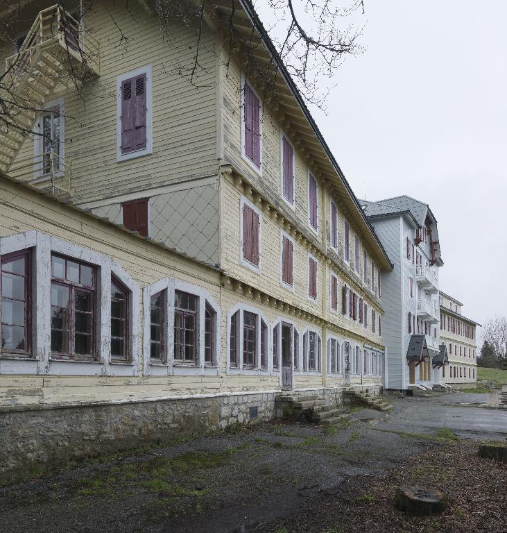 Hôtel de voyageurs, dit chalets-hôtels du Mont-Revard, puis Grand Hôtel PLM du Mont-Revard, actuellement immeuble à logements