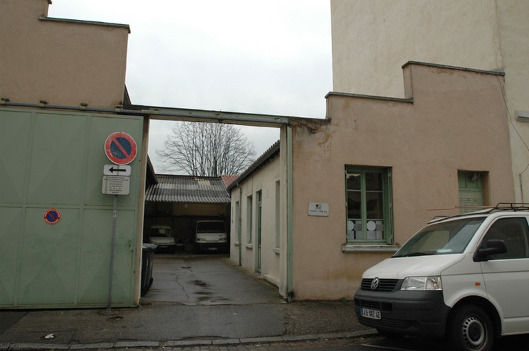 Usine de menuiserie Faure et Perrot puis distillerie Cusenier puis imprimerie Annequin actuellement imprimerie Tixier