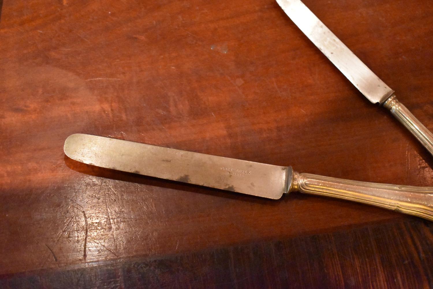 ensemble de couteaux (18) : couteaux à dessert (10), couteaux de table (8).
