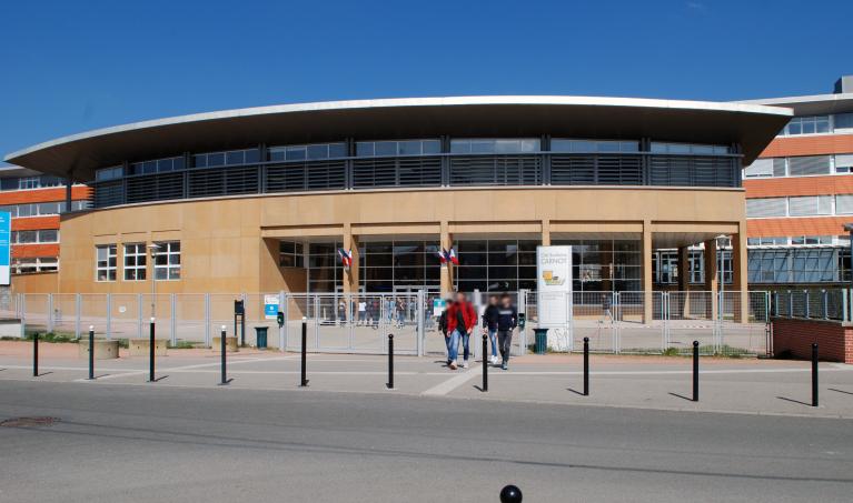 École pratique de commerce et d’industrie, actuellement lycée d’enseignement général, technologique et professionnel, dit cité scolaire Hippolyte Carnot