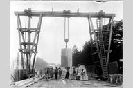 La construction du pont de la Boucle. La pose des maçonneries des piles. Photogr., [1902] (Arch. mun. Lyon. 15 Ph 1799)
