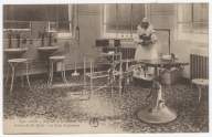 Salle d'opération, service du Dr Molin, vers 1910. Carte postale AC Lyon. 4FI_03519