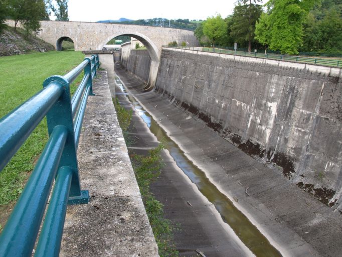 Pont routier sur l'évacuateur du barrage de Génissiat