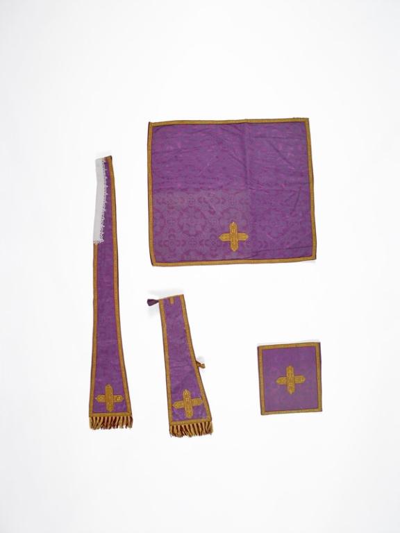 chasuble, étole, manipule, voile de calice, bourse de corporal : ornement violet n°1