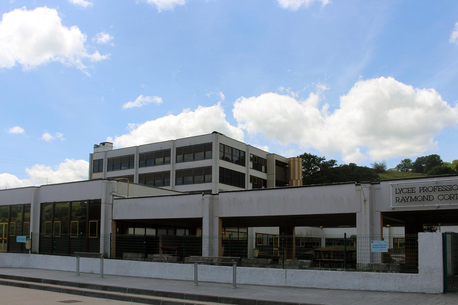 Collège d'enseignement technique du quartier Peyrolles, actuellement lycée professionnel dit lycée des métiers de l'hôtellerie et de la restauration Raymond-Cortat