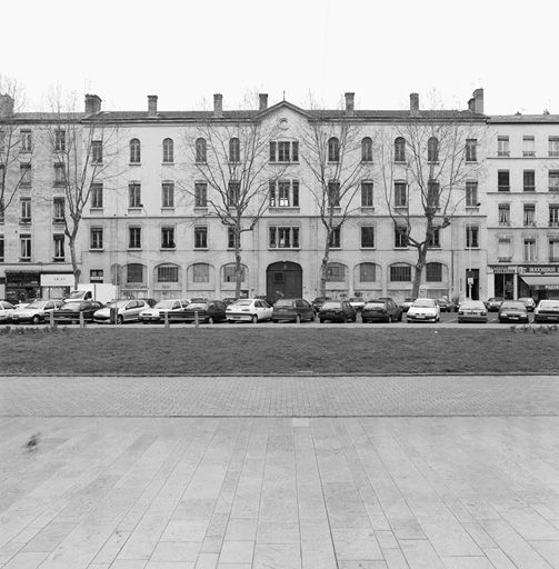 Salle paroissiale dite patronage ; presbytère ; école des Frères