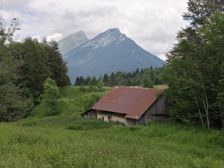 Le chalet de la Seigneurie avec le mont Colombier en arrière-plan (Aillon-le-Jeune).