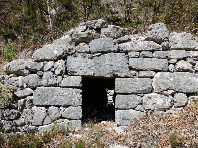 Cabane incluse dans un mur de soutènement, quartier de Font Nouvelle.