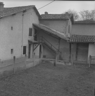Maison de type I, Frans, chemin du Creuzat, 2e maison : maison rurale en pisé, escalier extérieur dans la cour protégé par un auvent.