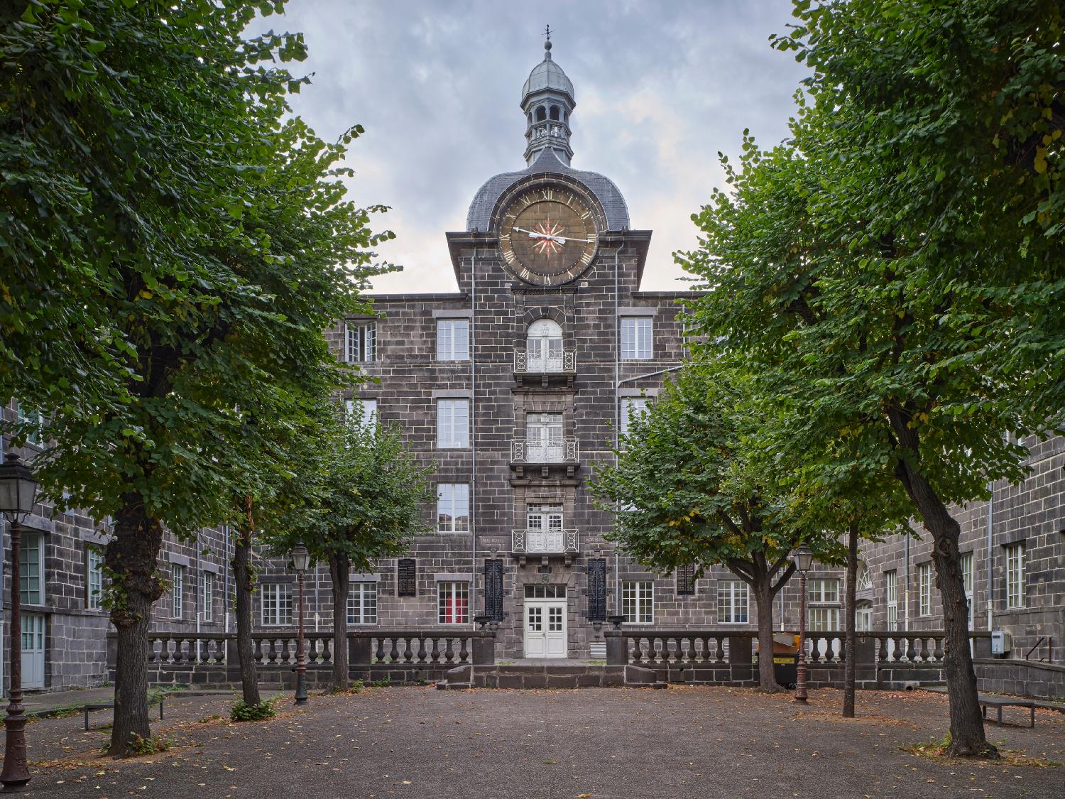 Collège des jésuites de Clermont dit collège royal ou Grand collège ; institut national ; école centrale ; lycée ; collège royal ; lycée impérial ; lycée de garçons dit lycée Blaise-Pascal ; centre culturel Blaise-Pascal et conservatoire Emmanuel-Chabrier
