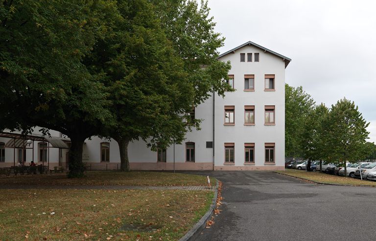 Ferme dite ferme des hommes, puis 9e division hommes, actuellement bâtiments 355, 357