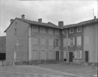 Maison de chanoinesses (maison de Madame de Grésolles), puis pensionnat de jeunes filles