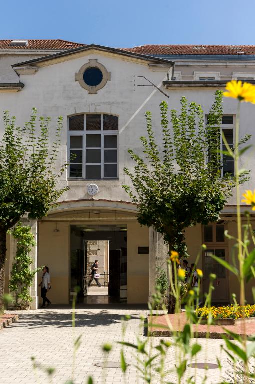 Collège de jésuites, puis école centrale, école secondaire communale, lycée impérial, lycée de garçons, actuellement lycée Lalande