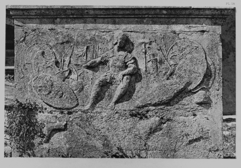 Ensemble des deux bas-reliefs du piédestal de la statue du sphinx de la rampe du corps de galerie