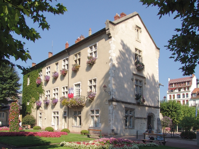 Château fort, puis château, actuellement hôtel de ville