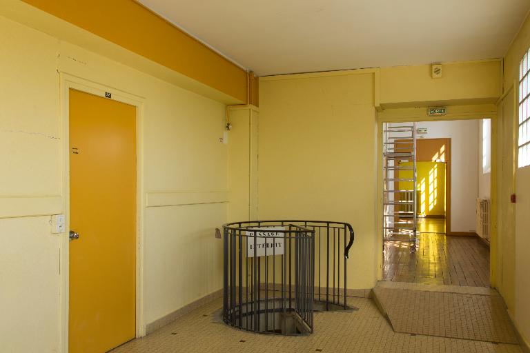 Manoir de Chènevoux, puis collège de jésuites, puis école centrale, puis lycée de garçons, actuellement lycée d'enseignement secondaire Jean-Puy