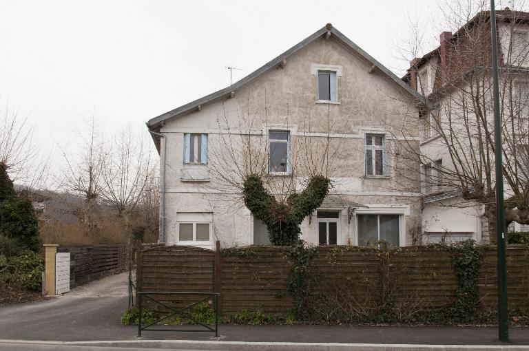 Maison et café Au Petit Charmant, puis maisons et cafés, puis maison et immeuble, dit immeuble Besson, et café Aix Plage