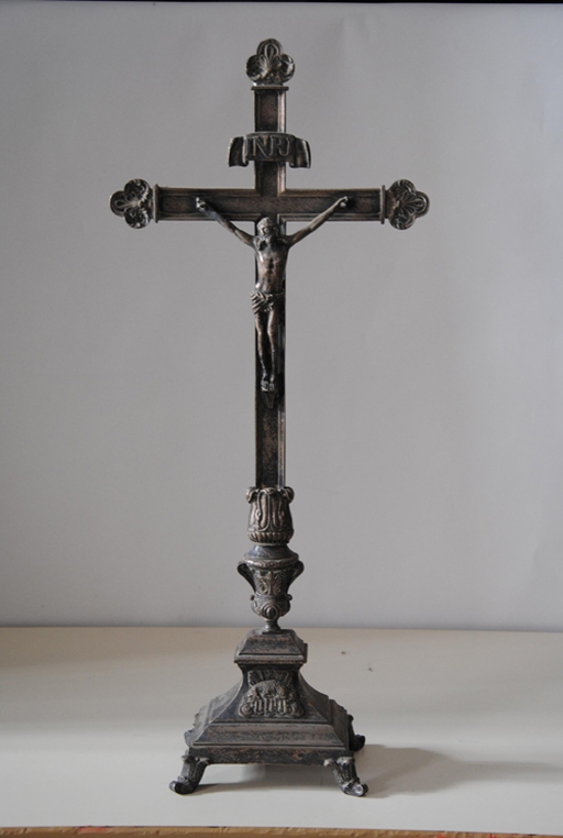 Ensemble de quatre chandeliers d'autel et croix d'autel