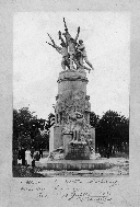 Photographie du monument avec l'artiste